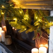 Еловый шлейф с ягодами и гирляндой NEON-NIGHT 1.8 м, 30 LED, 31 В, литой, теплое белое свечение | Фото 7