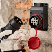 Розетка влагозащищенная настенная с крышкой, 3Р+РЕ, 32 А IP44 черная каучук REXANT | Фото 1